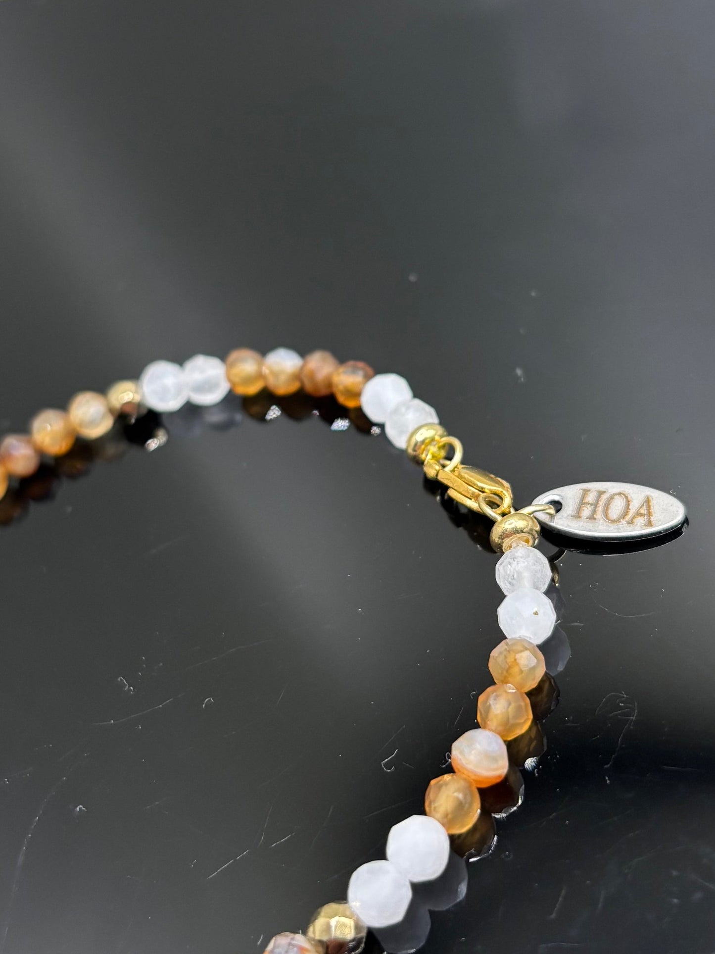 HOA Лунен камък & Ахат: Небесен Баланс - дамска гривна с фасетирани Лунен камък и Ахат
