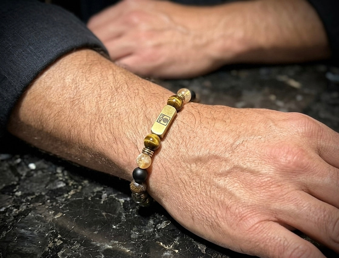 Мъжка гривна от естествени камъни – тигрово око, оникс, пирит, цитрин и питерсит ръчно изработена от House of Astrology. Артефакт за изобилие, действие и контролирана енергия.
