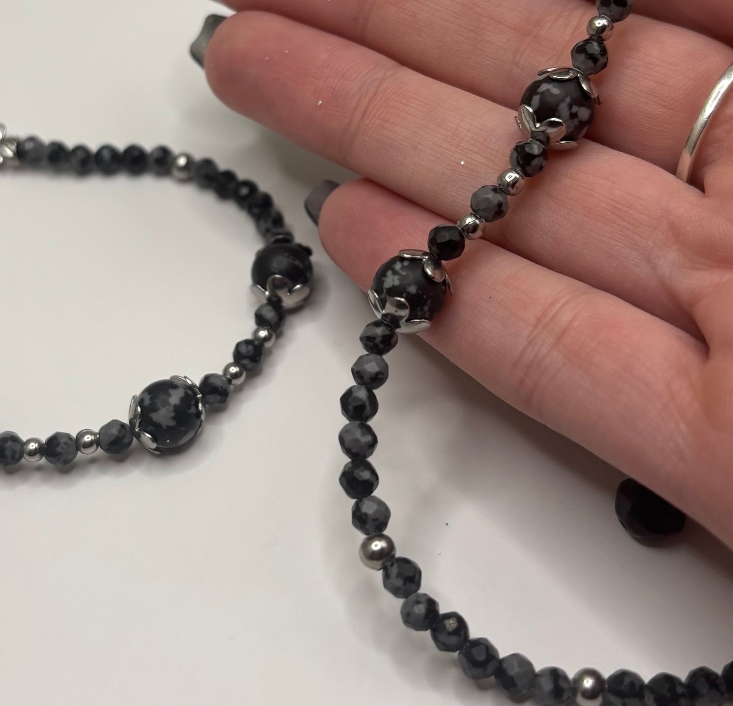 HOA Снежен обсидиан: Галактически Поток - дамско колие с фасетиран Снежен обсидиан