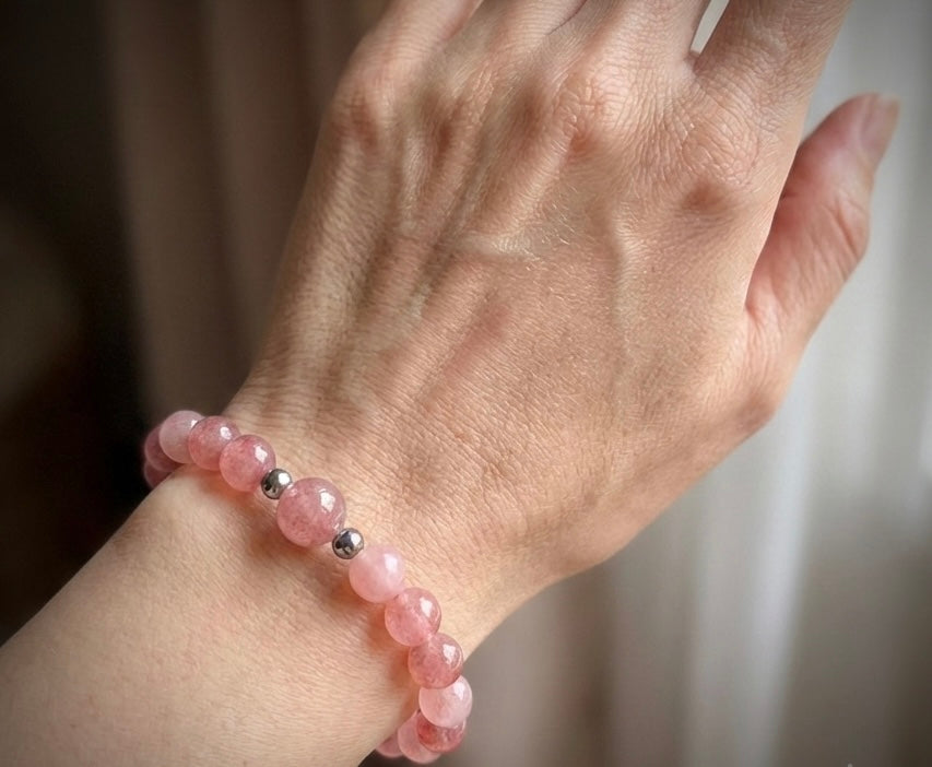 Гривна HOA „Ягодов кварц“ от естествени камъни, ръчно изработена. Ягодов кварц в изчистен и елегантен дизайн.