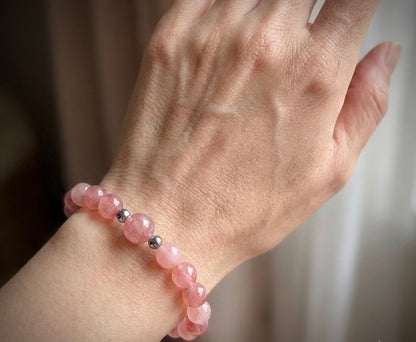 Гривна HOA „Ягодов кварц“ от естествени камъни, ръчно изработена. Ягодов кварц в изчистен и елегантен дизайн.