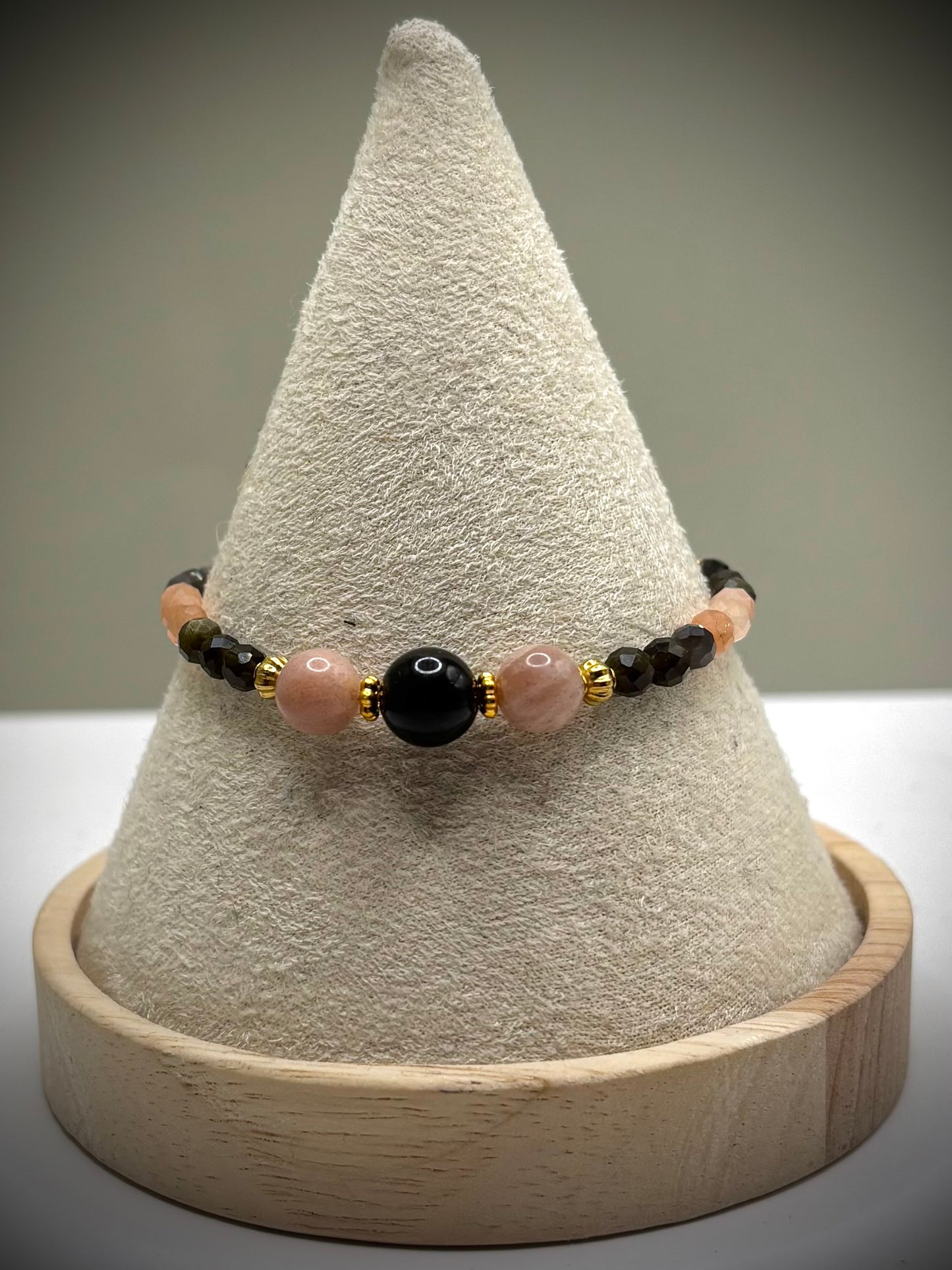 Ръчно изработена гривна от естествен слънчев камък и обсидиан с фасетирани мъниста и златни метални елементи, елегантно бижу с топъл блясък и дълбок черен контраст