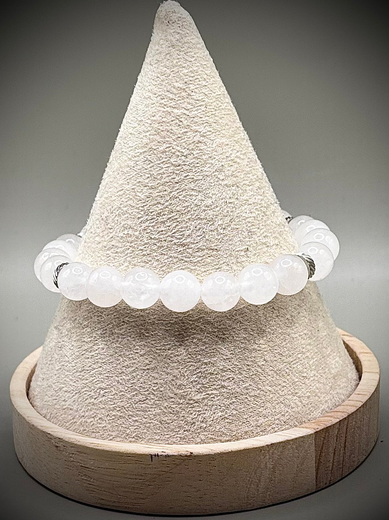 Фина дамска гривна от истински лунен камък с характерен мистичен синкав блясък, перфектен нежен аксесоар от естествени минерали.