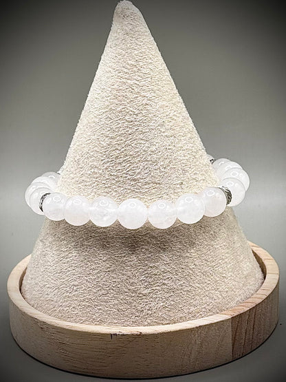 Фина дамска гривна от истински лунен камък с характерен мистичен синкав блясък, перфектен нежен аксесоар от естествени минерали.