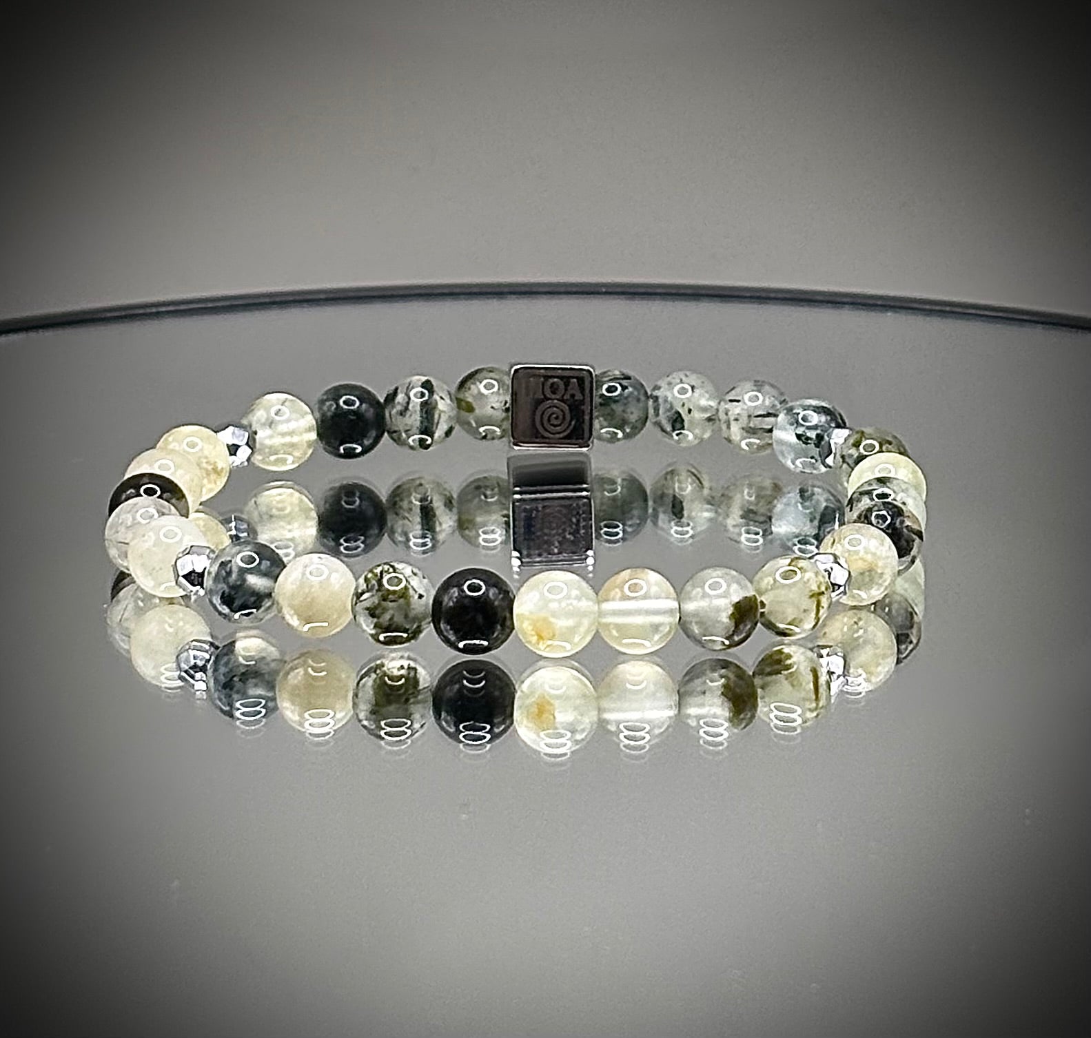 Оригинална бутикова гривна от естествен светлозелен пренит с полупрозрачна текстура, уникално ръчно изработено бижу за ценители.