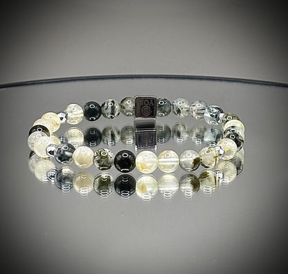 Оригинална бутикова гривна от естествен светлозелен пренит с полупрозрачна текстура, уникално ръчно изработено бижу за ценители.