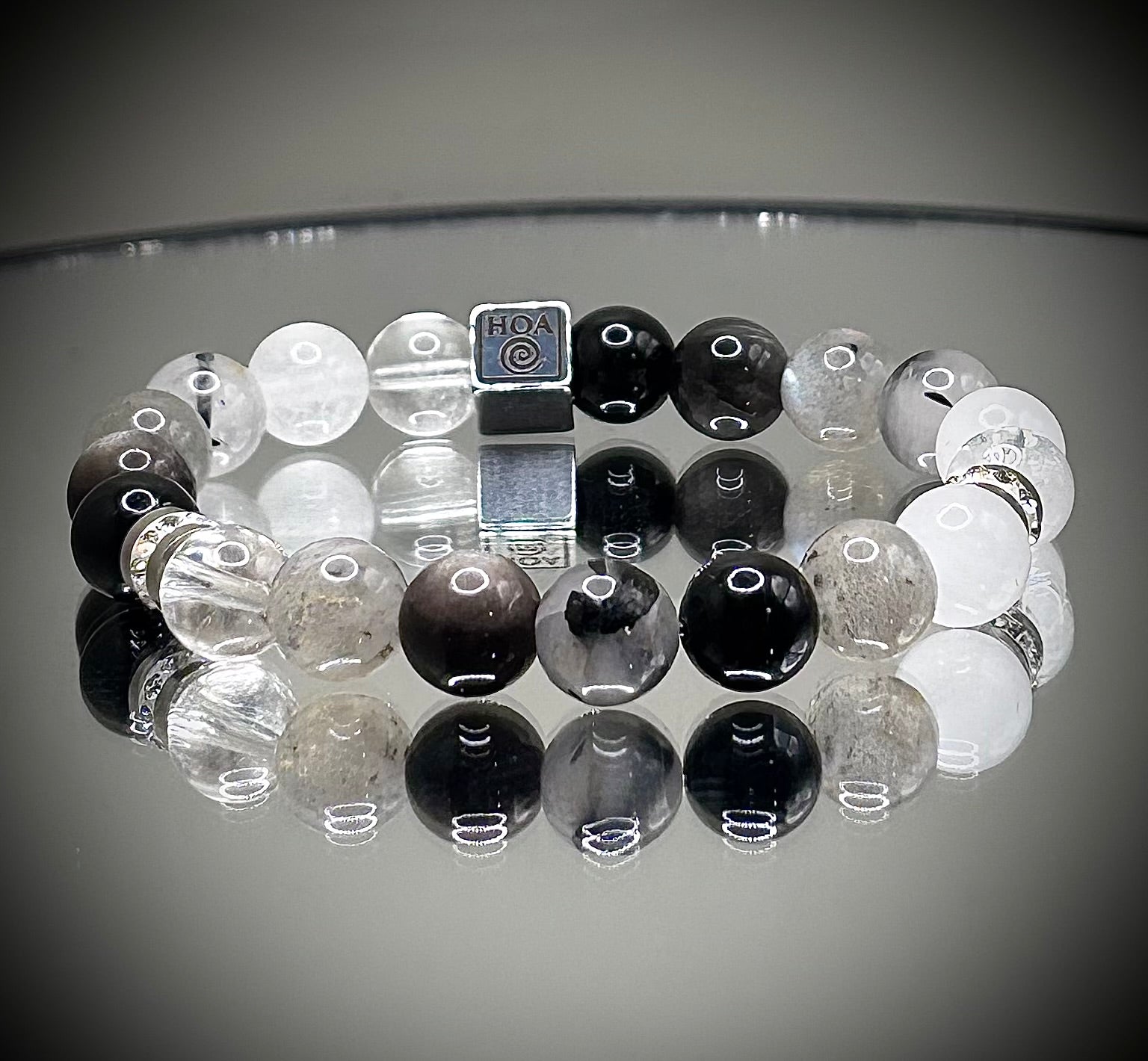 Гривна HOA „Ин & Ян“ от естествени камъни, ръчно изработена. Турмалин, лунен камък, обсидиан и лабрадорит в балансирана композиция за равновесие.