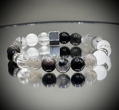 Гривна HOA „Ин & Ян“ от естествени камъни, ръчно изработена. Турмалин, лунен камък, обсидиан и лабрадорит в балансирана композиция за равновесие.