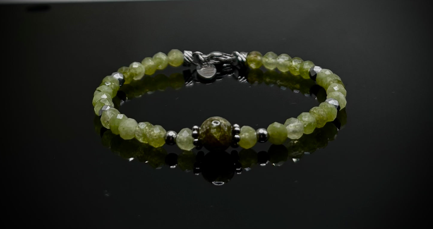 Ръчно изработена гривна от естествен перидот с фасетирани мъниста и метален елемент, елегантно бижу в свеж зелен цвят и фин блясък