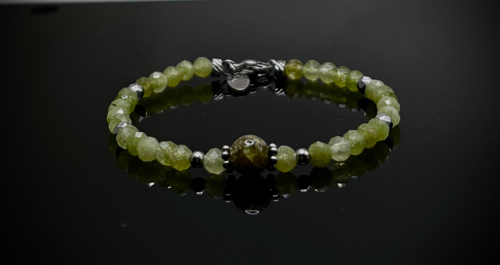 Ръчно изработена гривна от естествен перидот с фасетирани мъниста и метален елемент, елегантно бижу в свеж зелен цвят и фин блясък