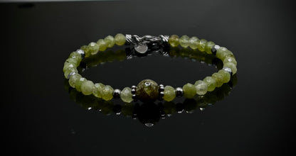 Ръчно изработена гривна от естествен перидот с фасетирани мъниста и метален елемент, елегантно бижу в свеж зелен цвят и фин блясък