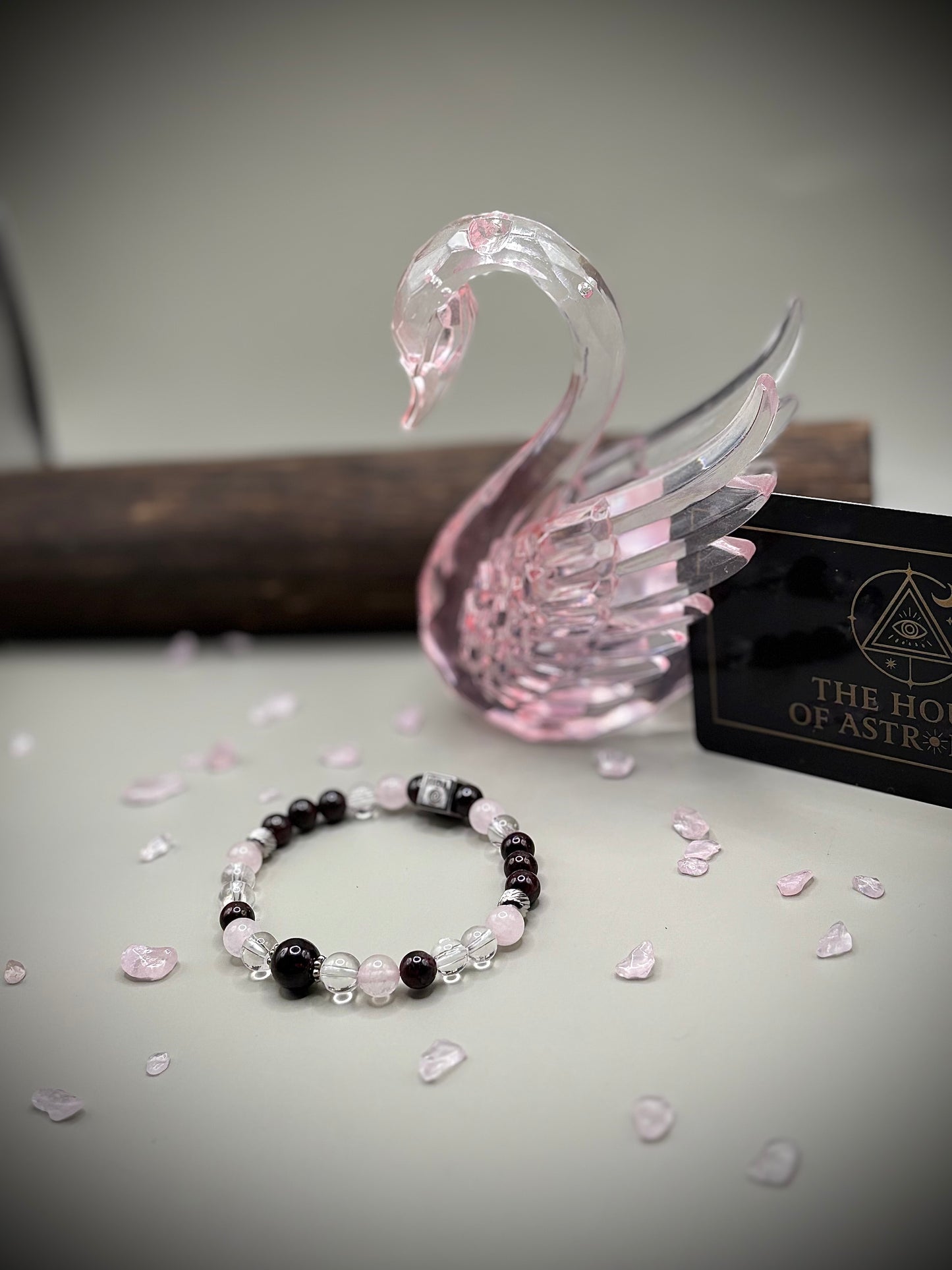 Гривна HOA „Дуална Същност“ от естествени камъни, ръчно изработена. Гранат, розов кварц и планински кристал в балансирана композиция.