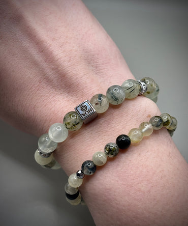 Оригинална бутикова гривна от естествен светлозелен пренит с полупрозрачна текстура, уникално ръчно изработено бижу за ценители.