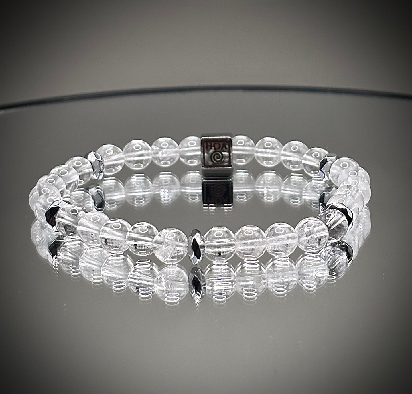 Изчистена минималистична гривна от напълно прозрачен планински кристал, универсално бижу за енергиен баланс и елегантна визия.