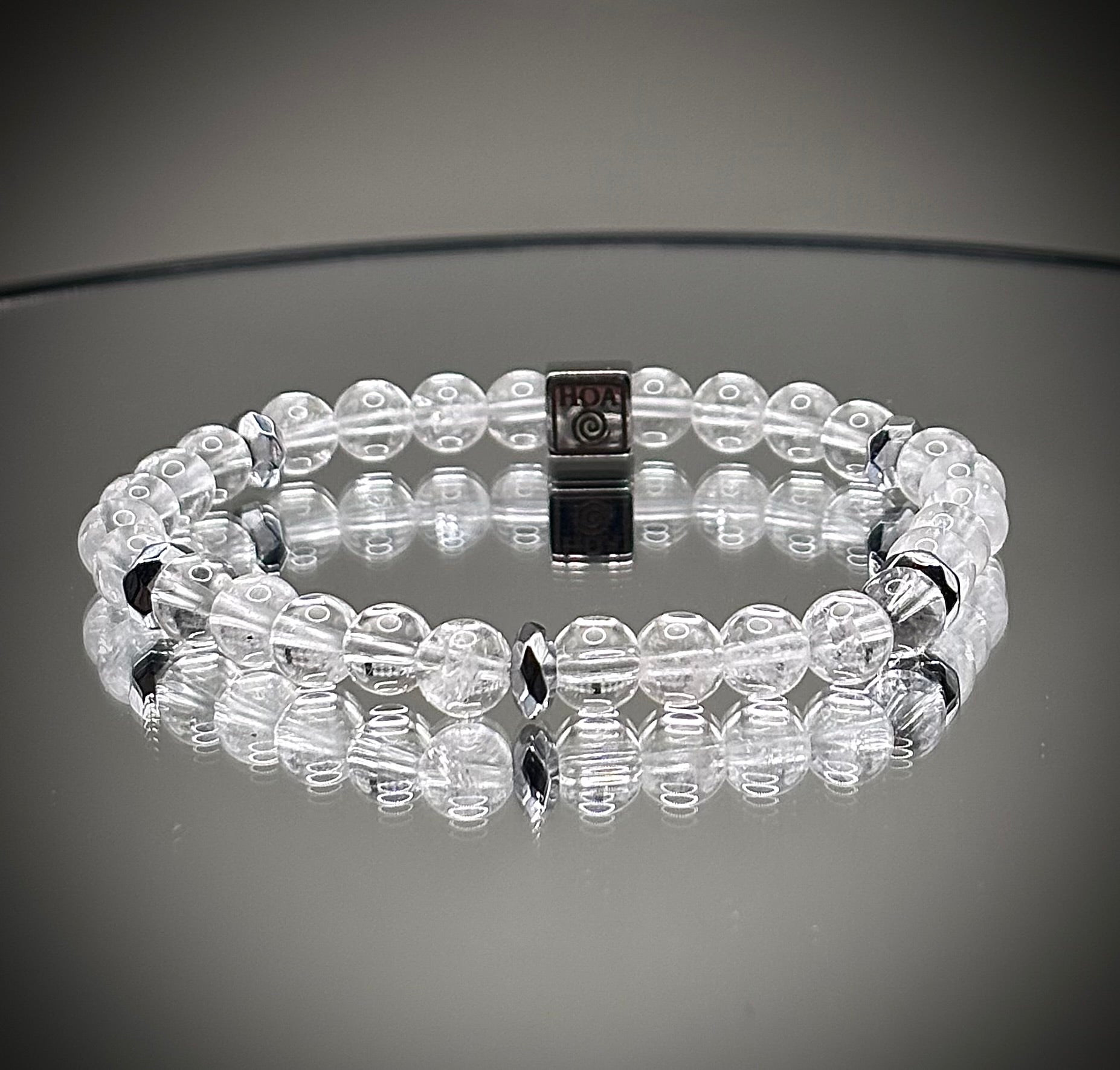 Изчистена минималистична гривна от напълно прозрачен планински кристал, универсално бижу за енергиен баланс и елегантна визия.