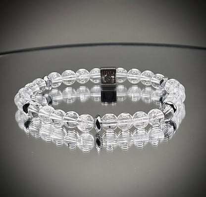 Изчистена минималистична гривна от напълно прозрачен планински кристал, универсално бижу за енергиен баланс и елегантна визия.