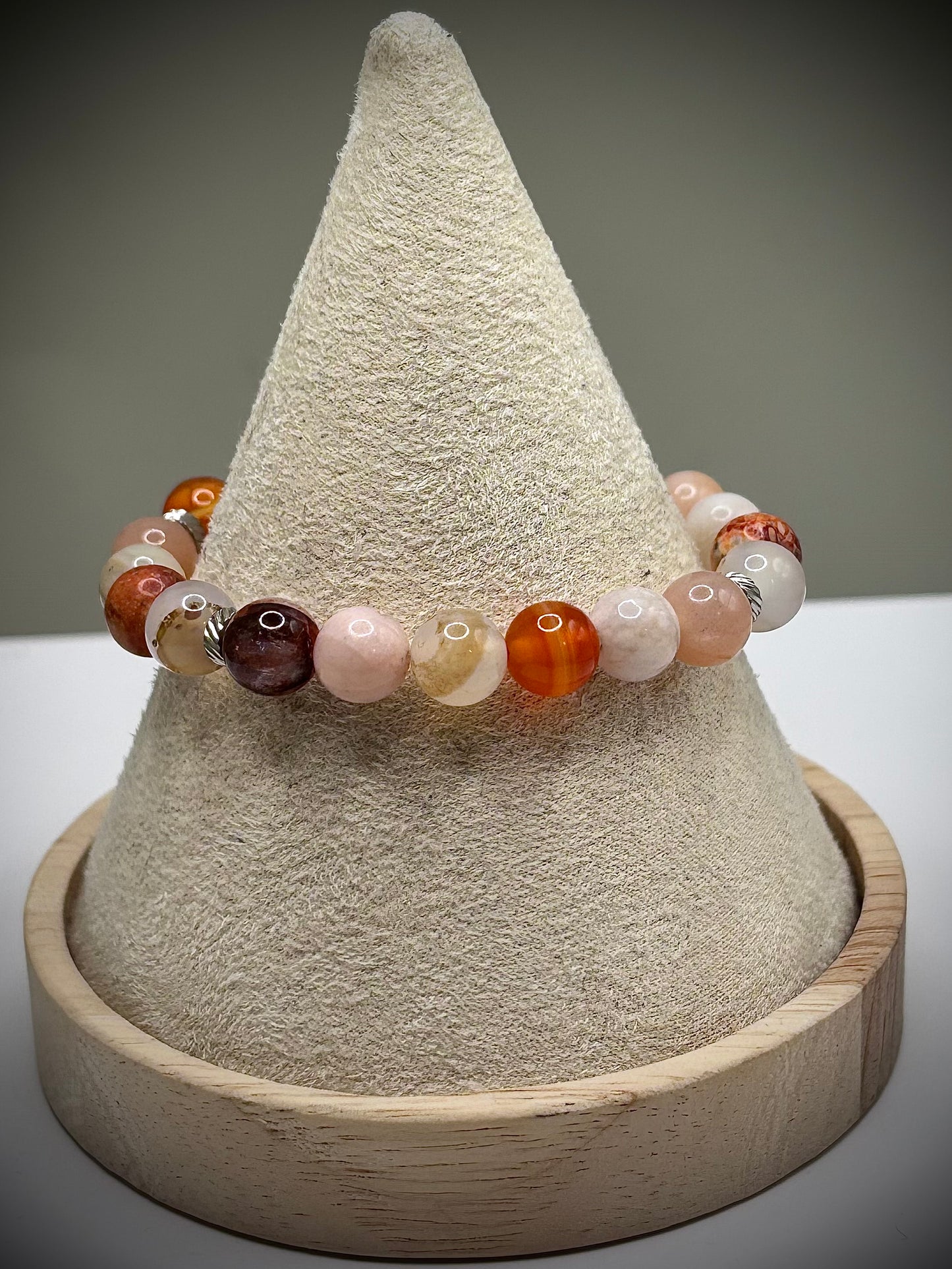 Гривна HOA „Втора Чакра“ от естествени камъни, ръчно изработена. Карнеол, слънчев камък и леопардов яспис в топла композиция за съзидание и енергия.