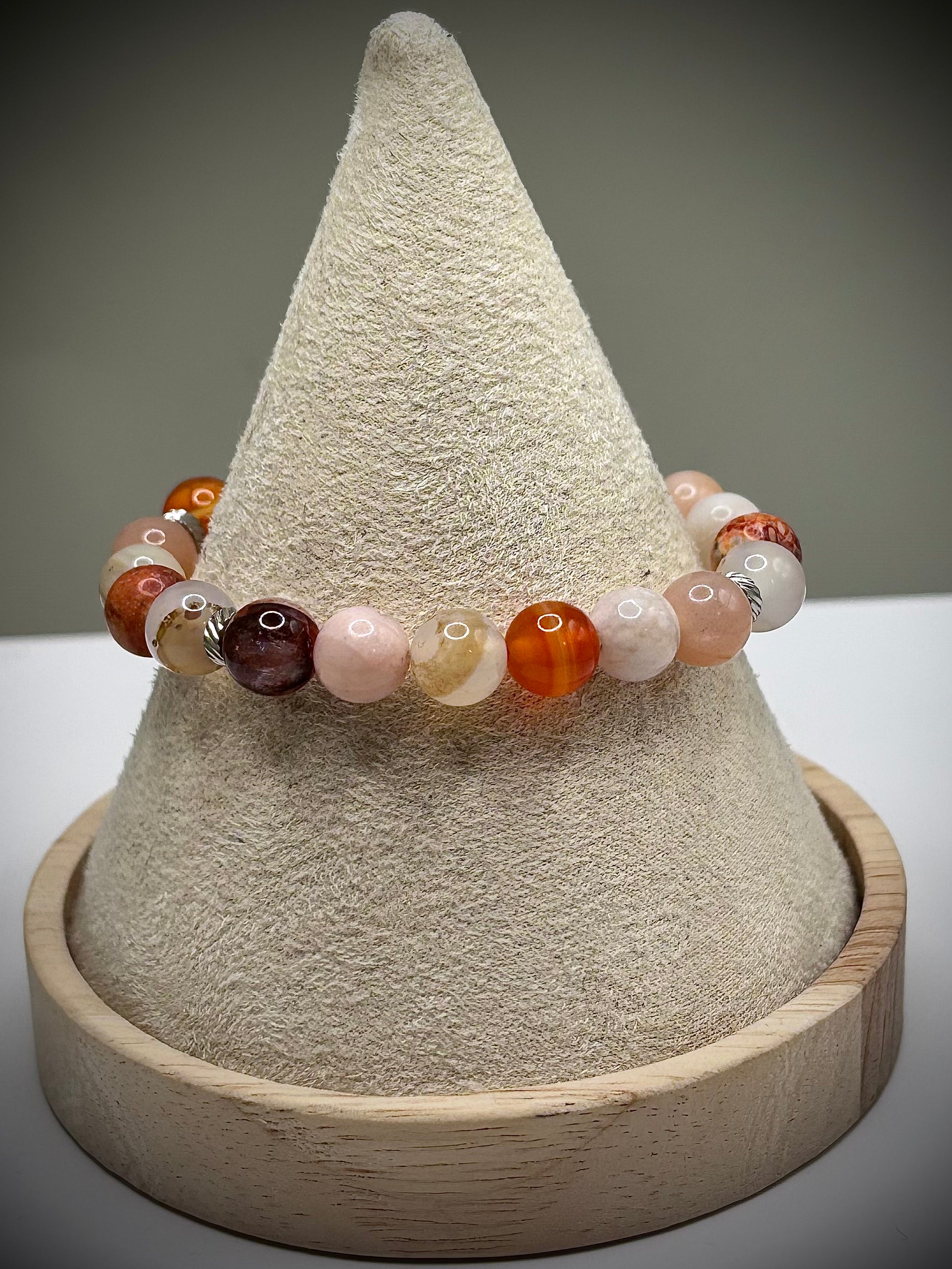 Гривна HOA „Втора Чакра“ от естествени камъни, ръчно изработена. Карнеол, слънчев камък и леопардов яспис в топла композиция за съзидание и енергия.