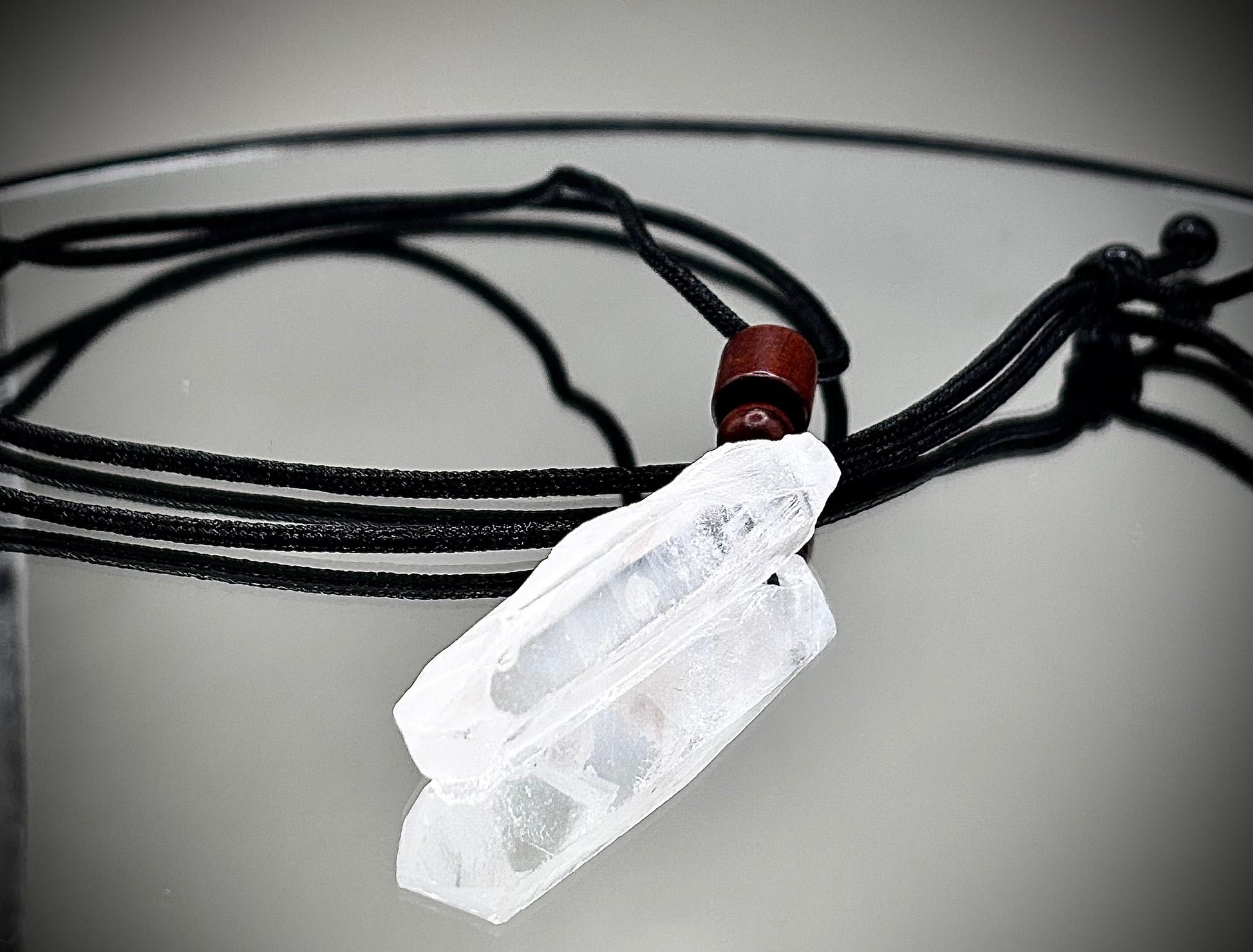 Луксозно енергийно бижу, мъжко колие  от естествен планински кристал – ексклузивна колекция Лемурия на House of Astrology.