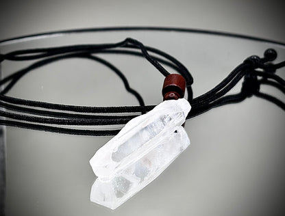 Луксозно енергийно бижу, мъжко колие  от естествен планински кристал – ексклузивна колекция Лемурия на House of Astrology.