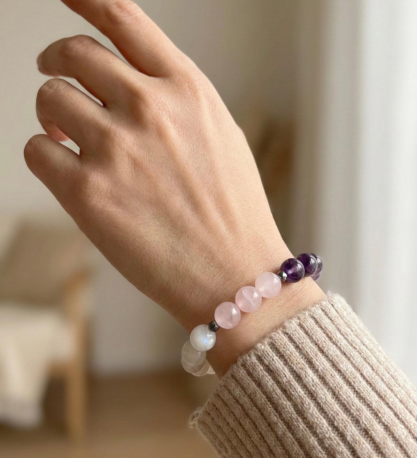 Гривна HOA „Седма Чакра“ от естествени камъни, ръчно изработена. Аметист, розов кварц и лунен камък в нежна композиция за баланс и яснота.