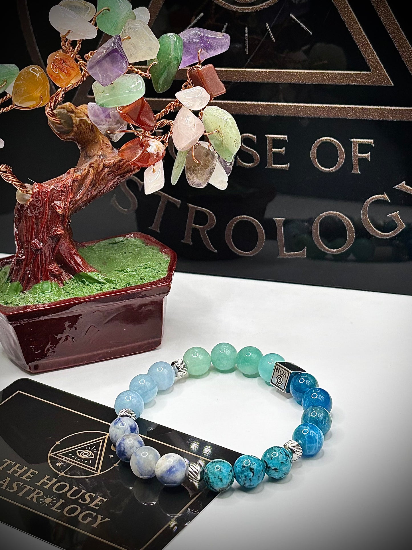 Гривна HOA „Пета Чакра“ от естествени камъни, ръчно изработена. Амазонит, аквамарин и апатит в хармонична композиция за изразяване и яснота.