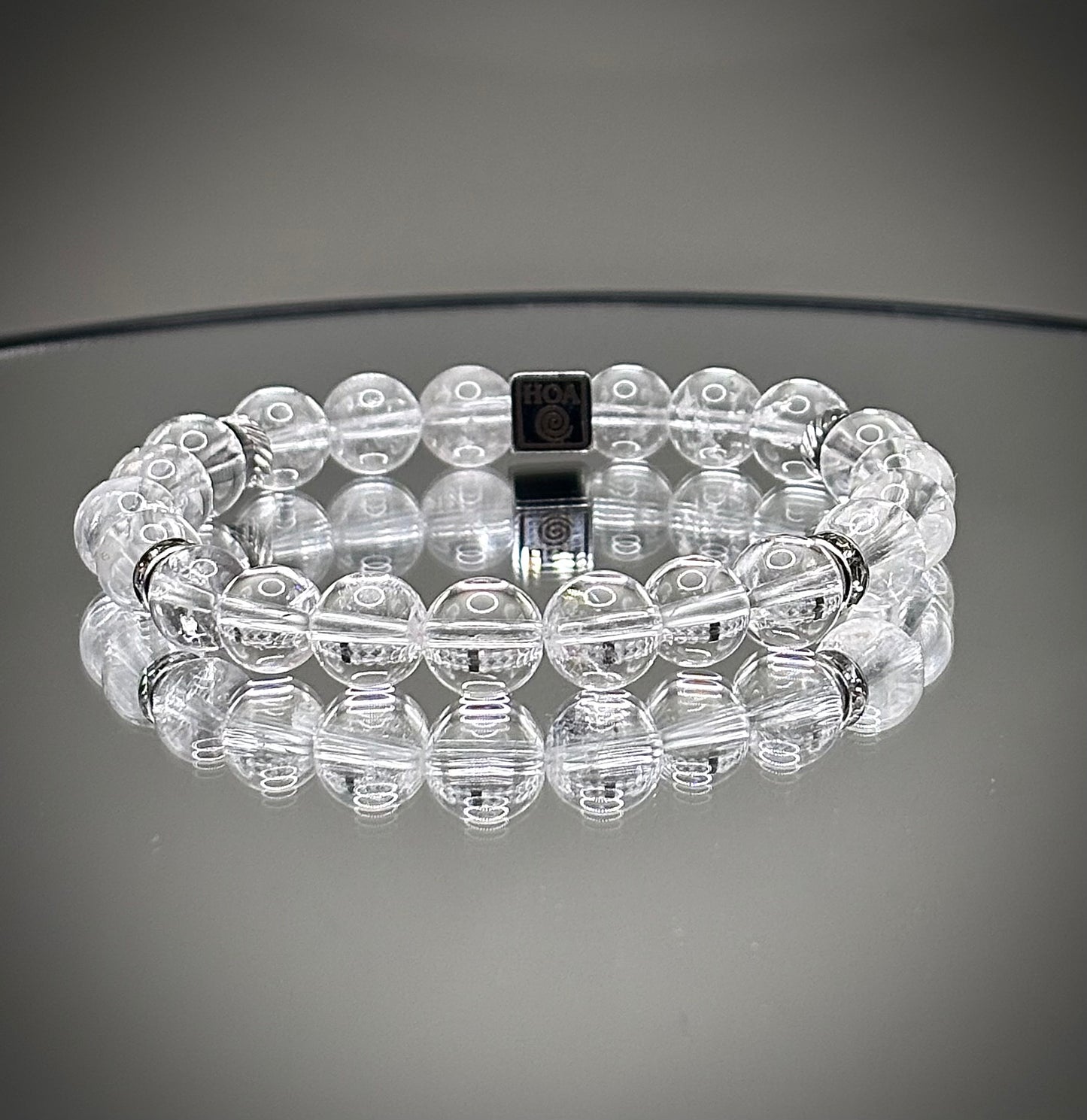 Изчистена минималистична гривна от напълно прозрачен планински кристал, универсално бижу за енергиен баланс и елегантна визия.