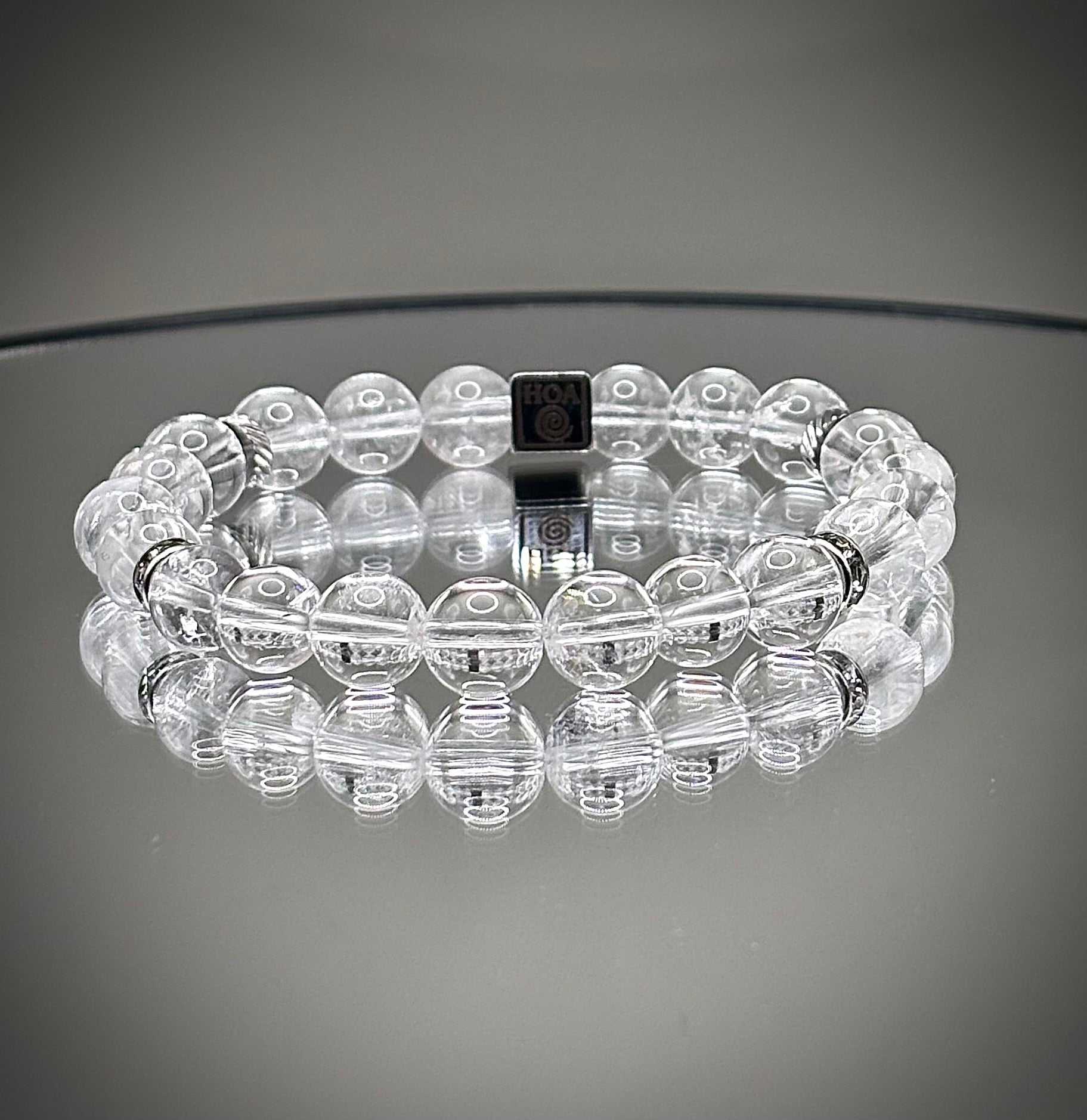 Изчистена минималистична гривна от напълно прозрачен планински кристал, универсално бижу за енергиен баланс и елегантна визия.