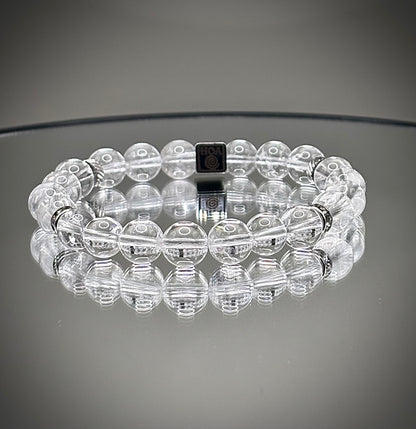 Изчистена минималистична гривна от напълно прозрачен планински кристал, универсално бижу за енергиен баланс и елегантна визия.