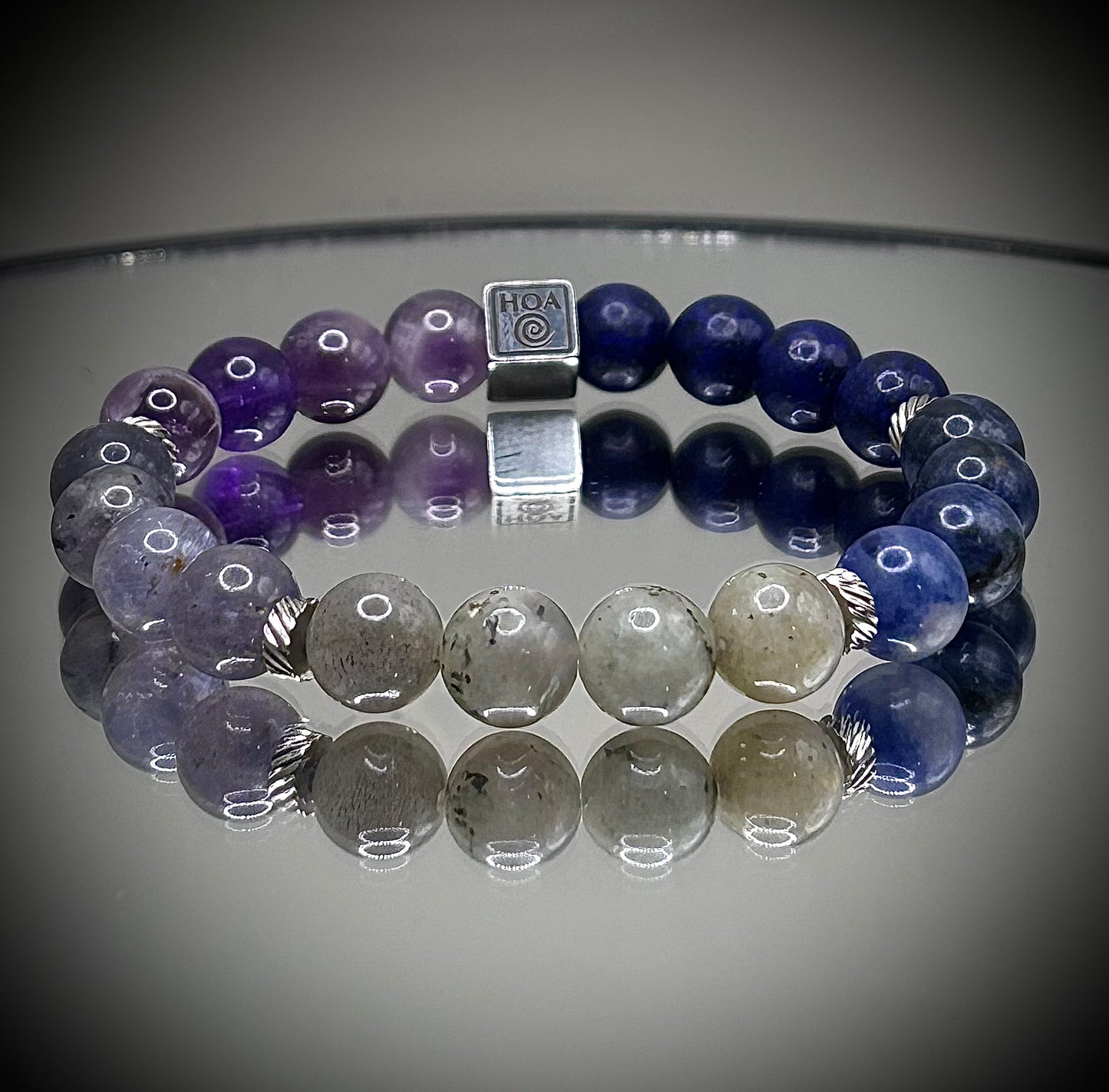 Гривна HOA „Шеста Чакра“ от естествени камъни, ръчно изработена. Лапис лазули, содалит и лабрадорит в дълбока композиция за яснота и фокус.