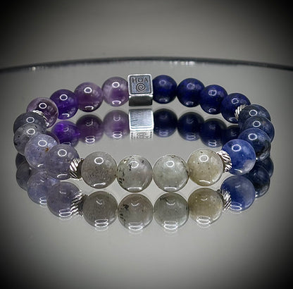 Гривна HOA „Шеста Чакра“ от естествени камъни, ръчно изработена. Лапис лазули, содалит и лабрадорит в дълбока композиция за яснота и фокус.