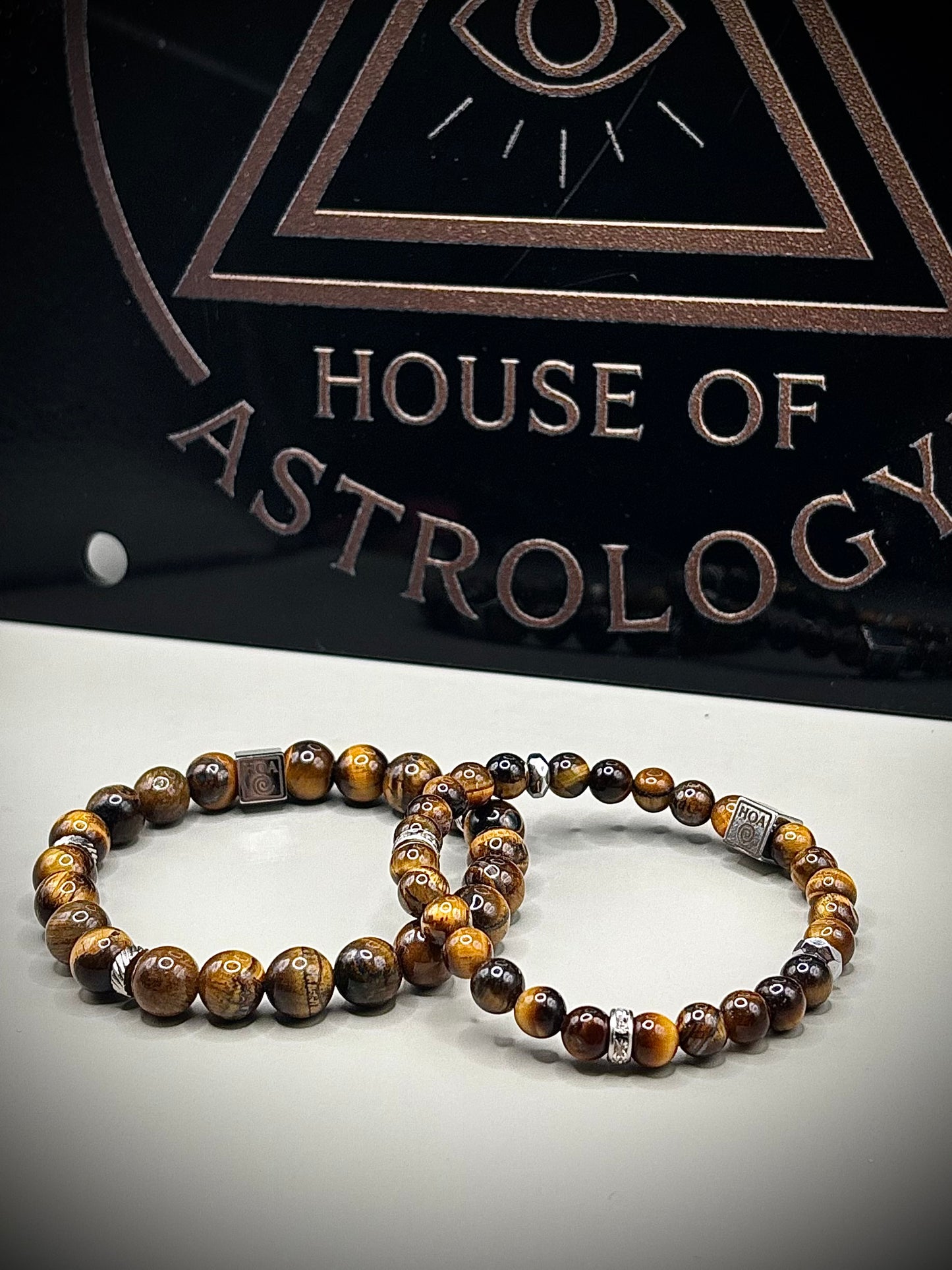 Стилна гривна талисман от естествено тигрово око със специфични златисто-кафяви отблясъци, създадена за лична защита и успех.