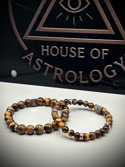 Стилна гривна талисман от естествено тигрово око със специфични златисто-кафяви отблясъци, създадена за лична защита и успех.