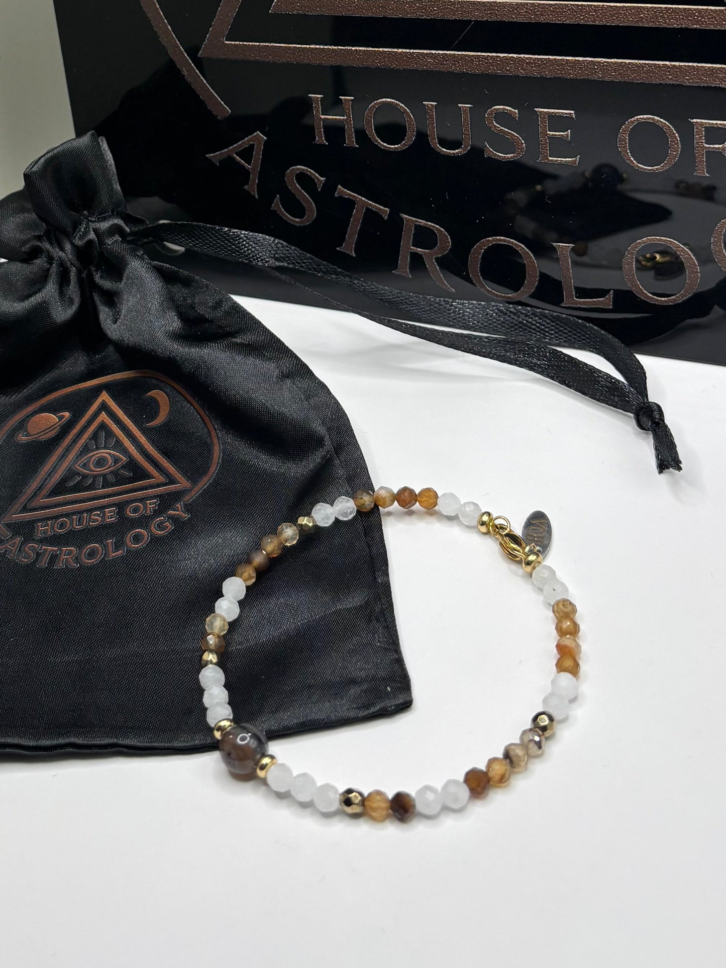 HOA Лунен камък & Ахат: Небесен Баланс - дамска гривна с фасетирани Лунен камък и Ахат