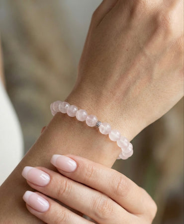 Гривна HOA „Розов кварц“ от естествени камъни, ръчно изработена. Висок клас розов кварц в нежен и изчистен дизайн.