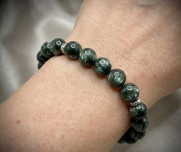 Гривна HOA „Серафинит“ от естествени камъни, ръчно изработена. Висок клас серафинит в ефирен и уникален стил.