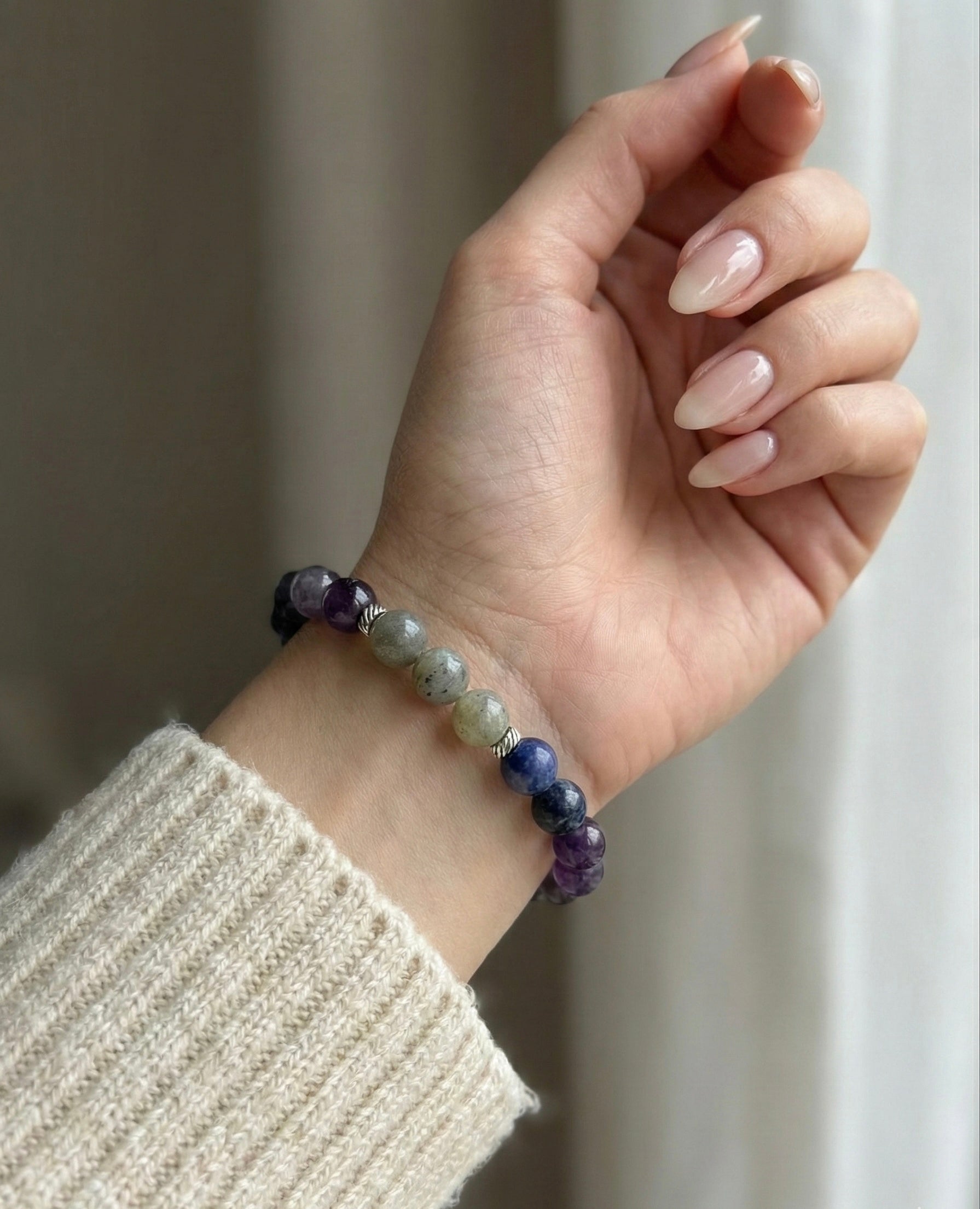 Гривна HOA „Шеста Чакра“ от естествени камъни, ръчно изработена. Лапис лазули, содалит и лабрадорит в дълбока композиция за яснота и фокус.