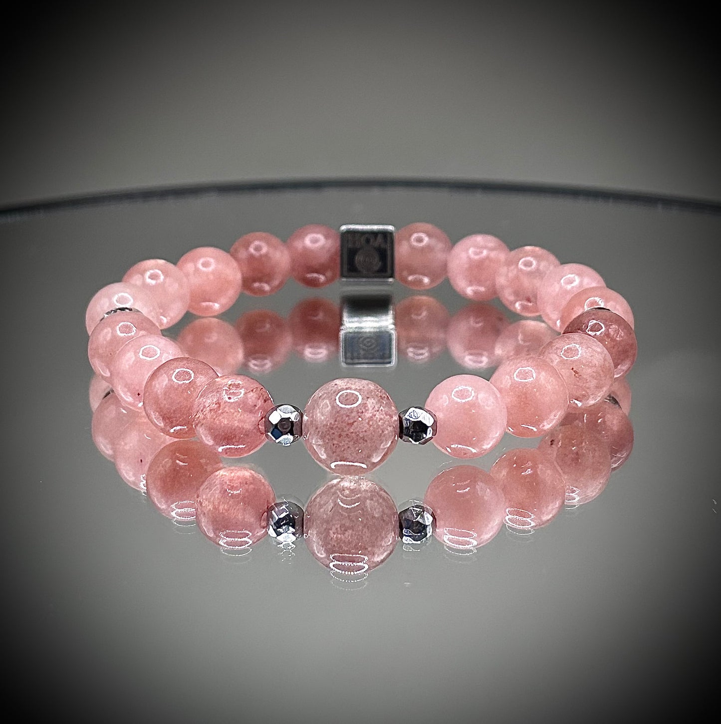 Гривна HOA „Ягодов кварц“ от естествени камъни, ръчно изработена. Ягодов кварц в изчистен и елегантен дизайн.