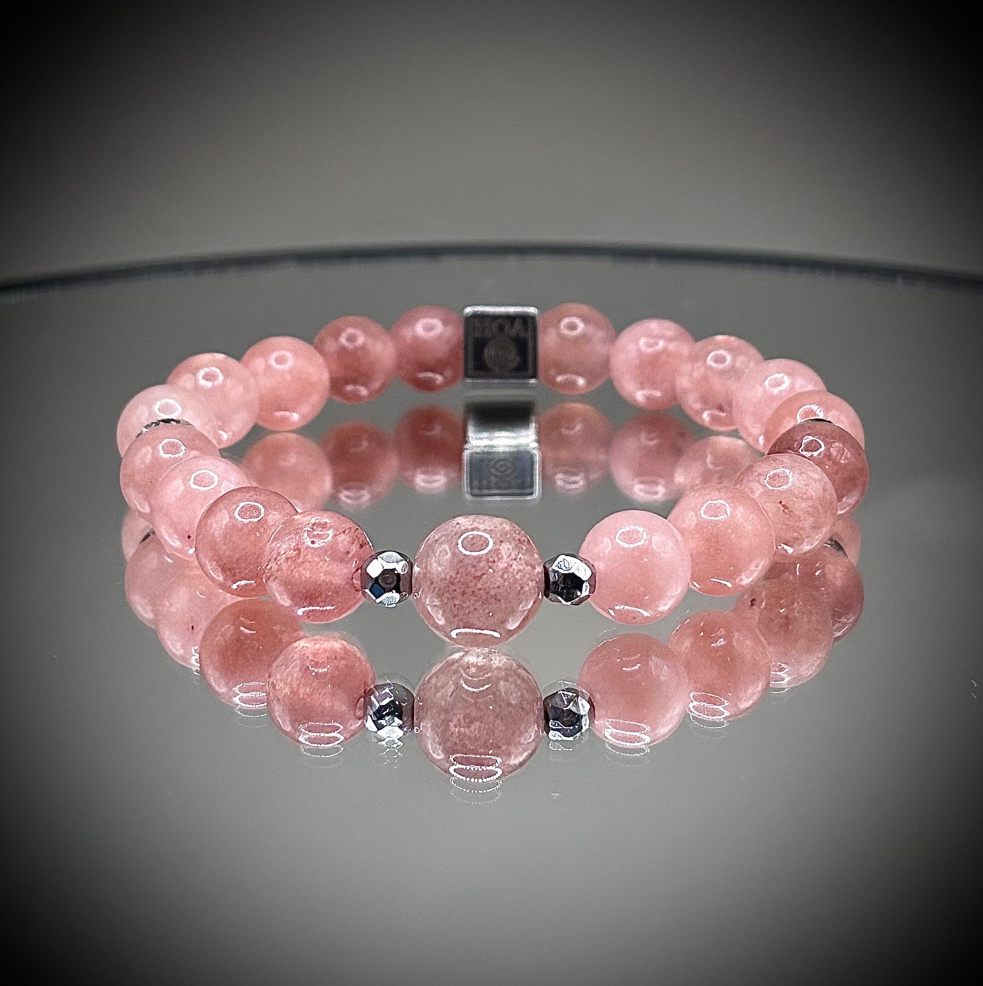 Гривна HOA „Ягодов кварц“ от естествени камъни, ръчно изработена. Ягодов кварц в изчистен и елегантен дизайн.