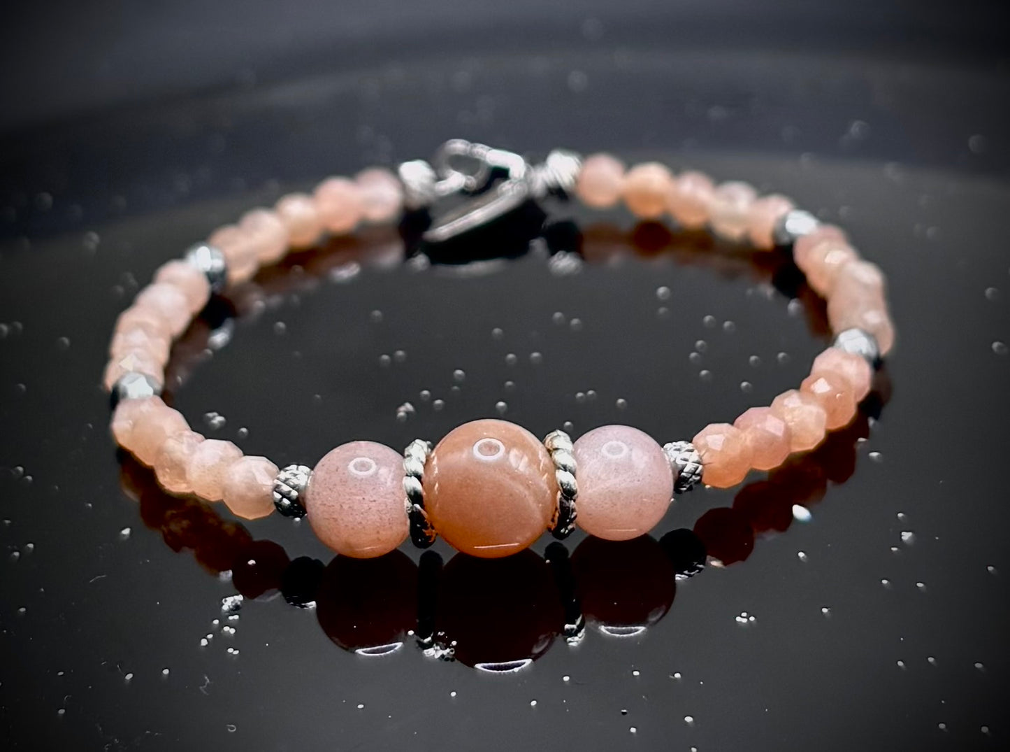 HOA Слънчев камък: Лъчът на Радостта - дамска гривна с фасетиран Слънчев камък