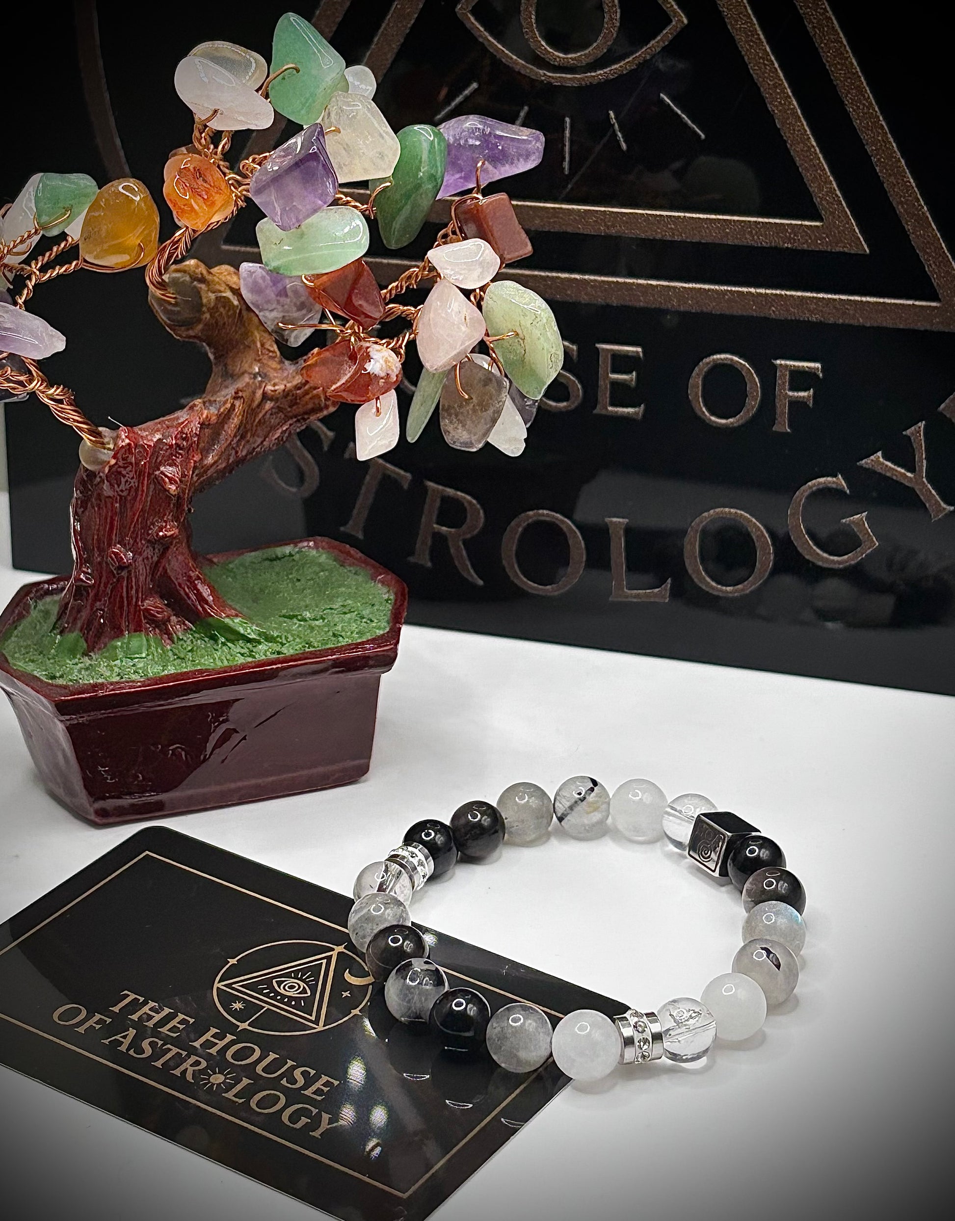 Гривна HOA „Ин & Ян“ от естествени камъни, ръчно изработена. Турмалин, лунен камък, обсидиан и лабрадорит в балансирана композиция за равновесие.