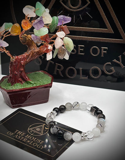 Гривна HOA „Ин & Ян“ от естествени камъни, ръчно изработена. Турмалин, лунен камък, обсидиан и лабрадорит в балансирана композиция за равновесие.