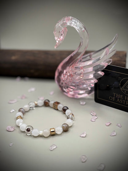 Гривна HOA „Лунен Фантом“ от естествени камъни, ръчно изработена. Лунен камък, ботсвански ахат и кварц фантом в елегантна композиция.