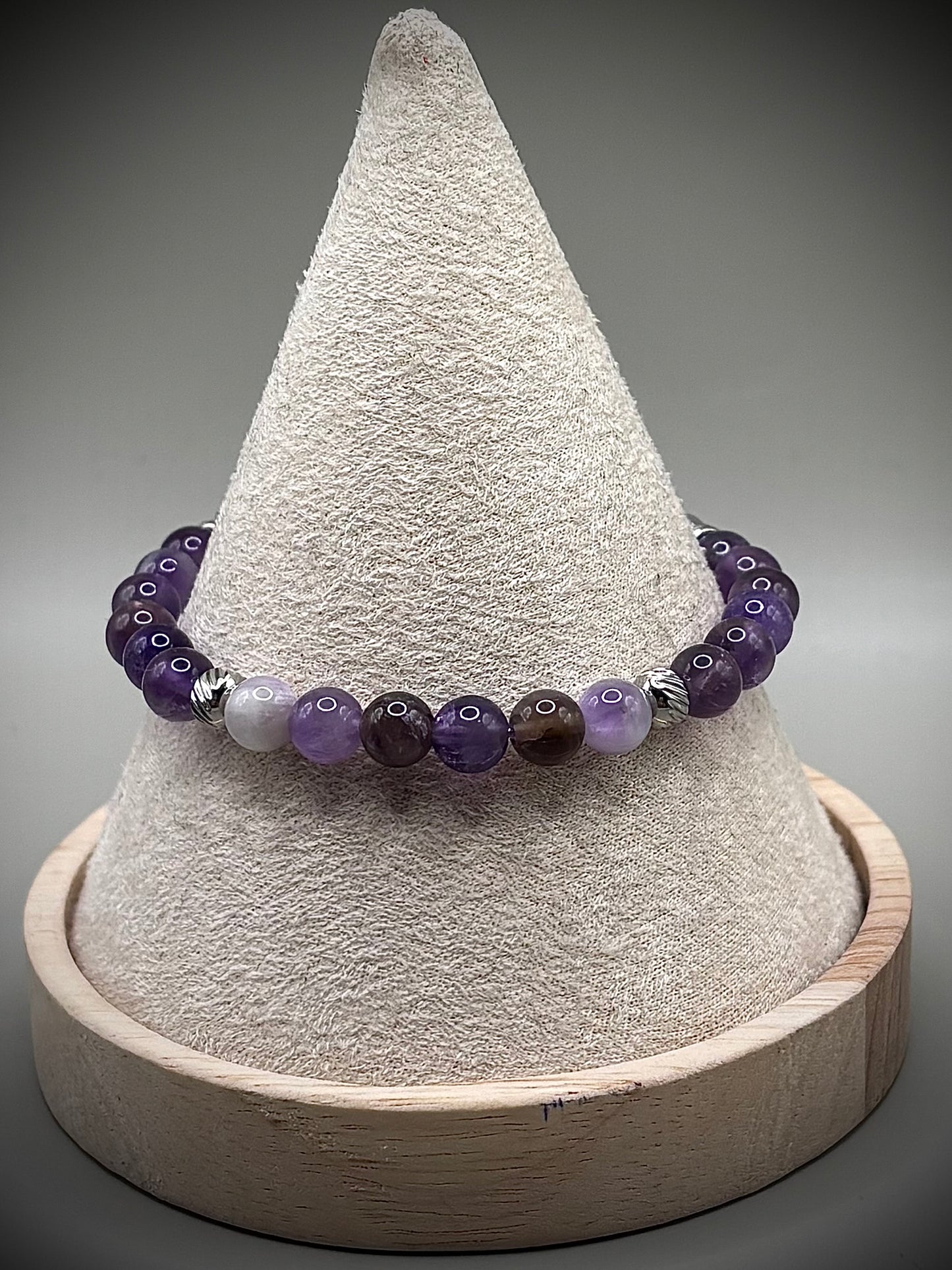 Дамска енергийна гривна от естествен лилав аметист, ръчно изработена с гладки полирани мъниста, подходяща за подарък и медитация.