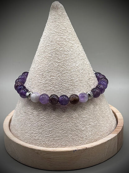 Дамска енергийна гривна от естествен лилав аметист, ръчно изработена с гладки полирани мъниста, подходяща за подарък и медитация.