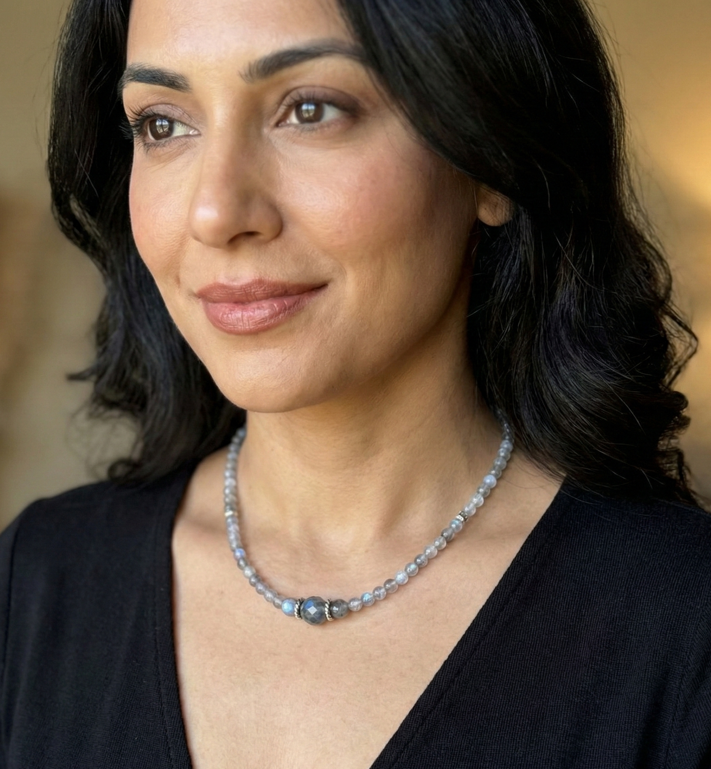 HOA Лабрадорит: Скритият Код - дамско колие с фасетиран Лабрадорит