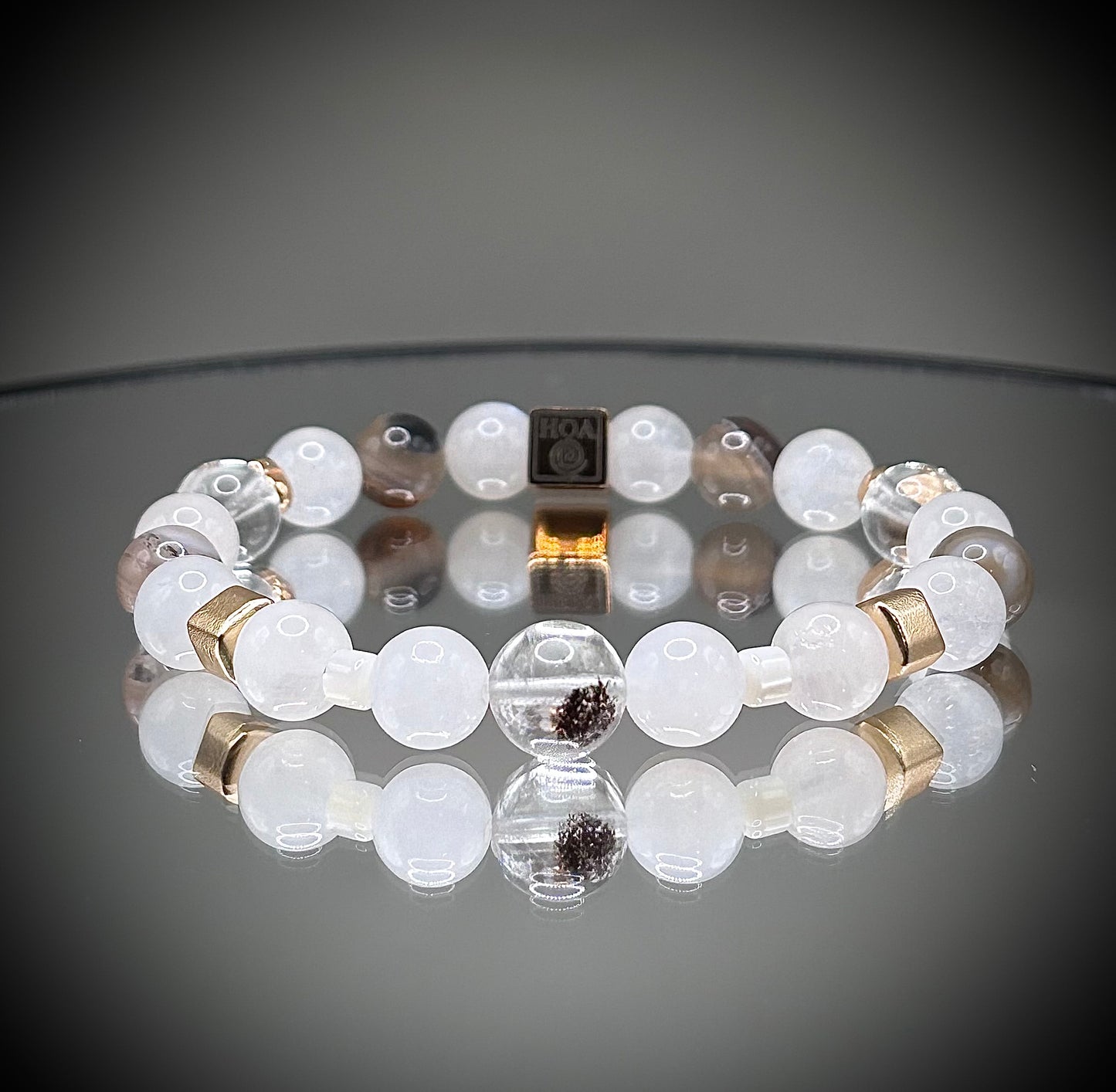 Гривна HOA „Лунен Фантом“ от естествени камъни, ръчно изработена. Лунен камък, ботсвански ахат и кварц фантом в елегантна композиция.