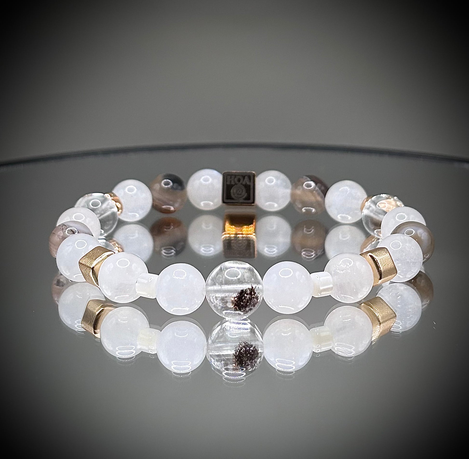 Гривна HOA „Лунен Фантом“ от естествени камъни, ръчно изработена. Лунен камък, ботсвански ахат и кварц фантом в елегантна композиция.