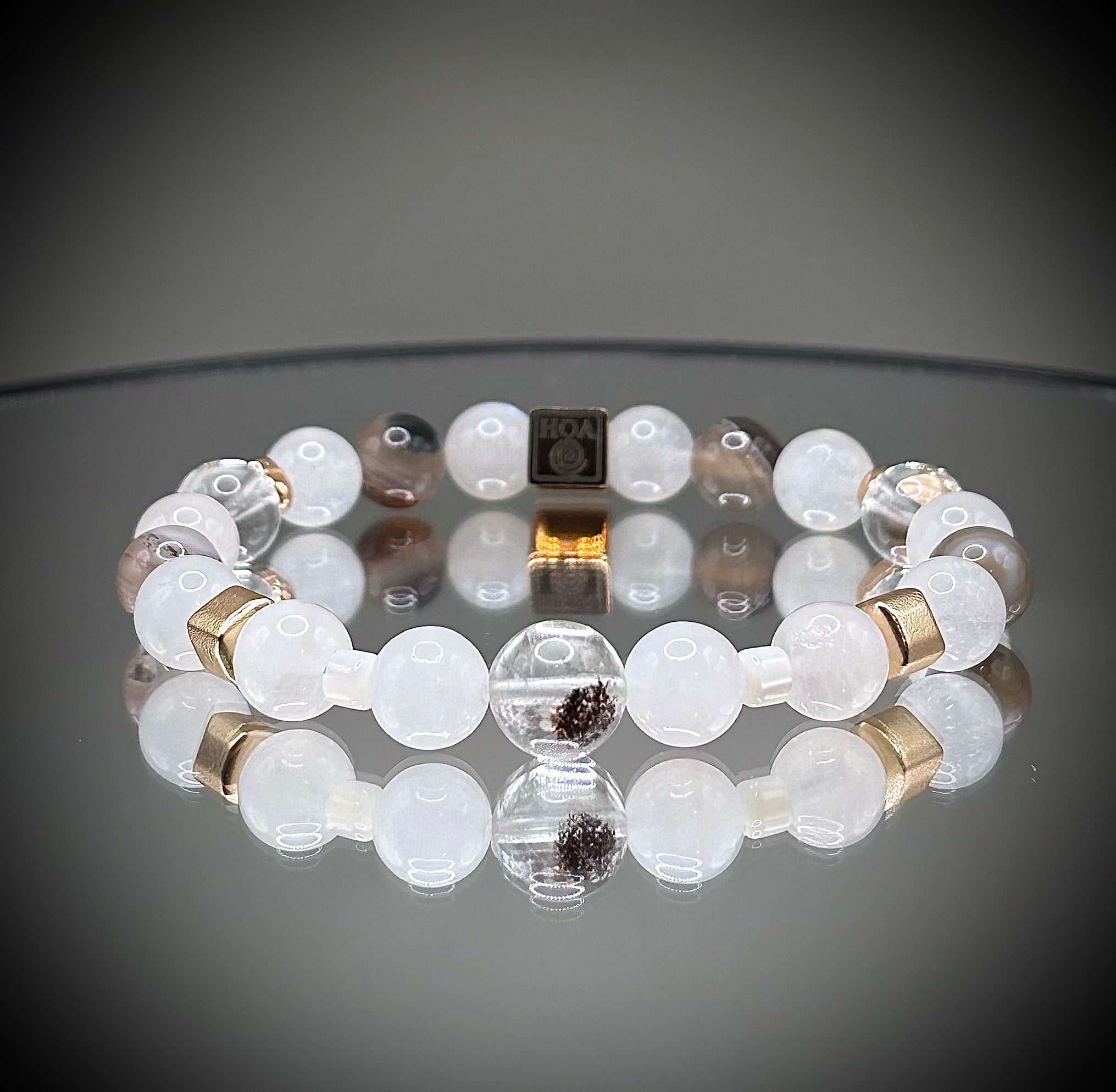 Гривна HOA „Лунен Фантом“ от естествени камъни, ръчно изработена. Лунен камък, ботсвански ахат и кварц фантом в елегантна композиция.