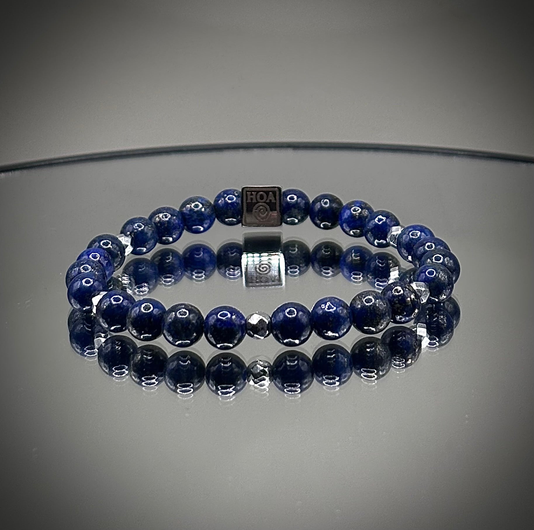 Луксозна дамска гривна от кралски син лапис лазули със златни пиритни нишки, първокласно бижу от естествени полускъпоценни камъни